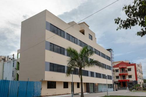 Oyo 22105 Hotel Half Moon Inn