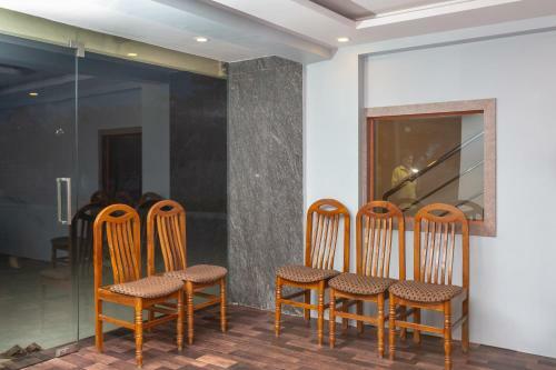 Oyo 22105 Hotel Half Moon Inn