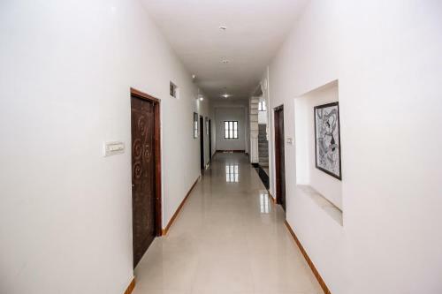 Oyo 18272 Hotel Lambodar