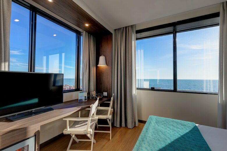 Fly Dec� Hotel