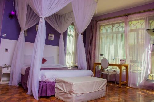 Hotel Karen Inn & Suites