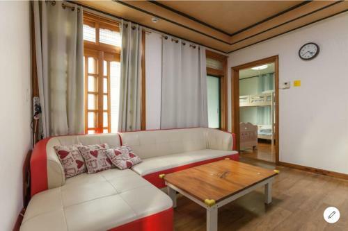 Hostal Nolmeong Shuimeong Guest House
