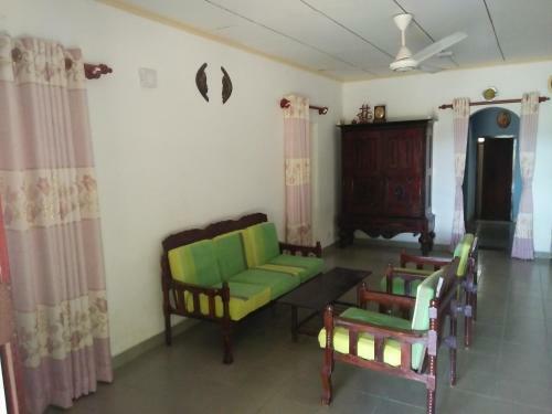 Mama Daisy's Homestay Rekawa.