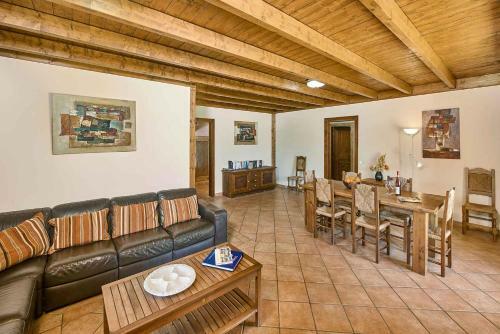 Barros De Sao Joao Villa Sleeps 6 Air Con