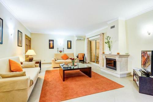 Gale Villa Sleeps 8 Pool Air Con Wifi