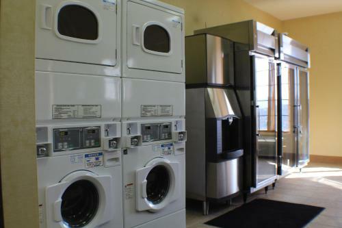 Hotel Silverland Inn & Suites