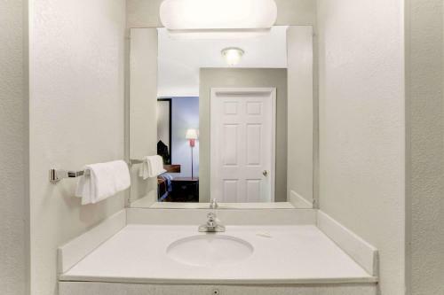 Hotel Super 8 By Wyndham Booneville