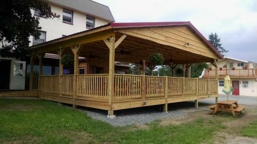 Lakewood Lodge & Restaurant