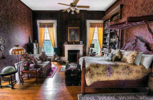 Historic Maple Hill Manor Bed & Breakfast