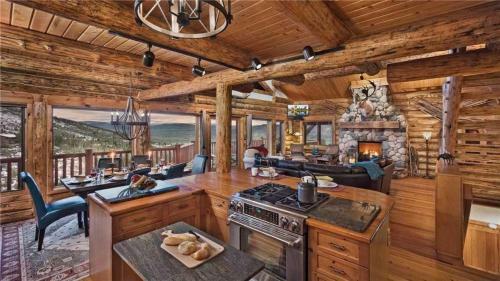 Mountain High Chalet - Quintessential Deluxe Cabin - Spectacular Views!