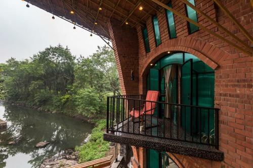 Villa Saffronstays Riverrock