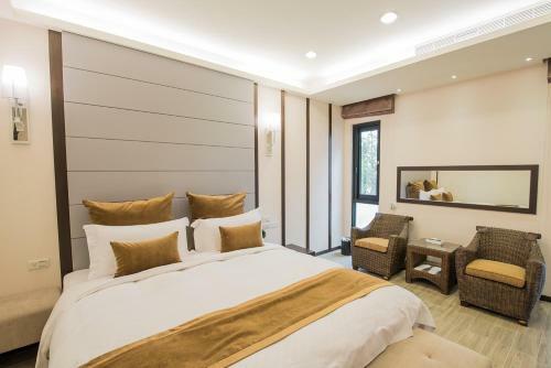 Shangri Longluan Lake One B&B