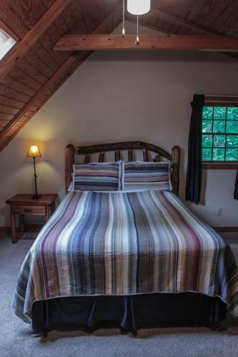 Pine Creek - Hocking Hills Cabin