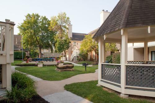 Hotel Cloverleaf Suites Overland Park