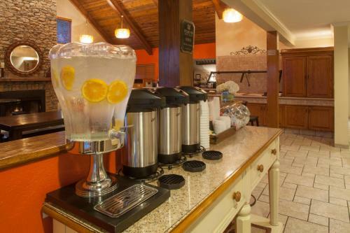 Hotel Cloverleaf Suites Overland Park