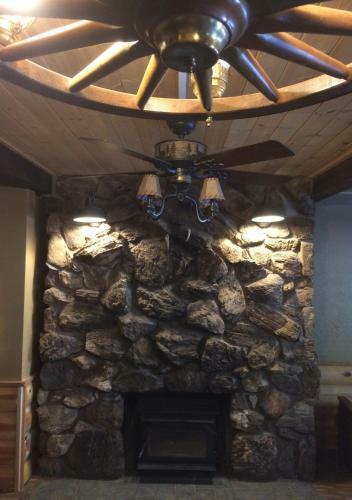 Shaver Lake Village Hotel