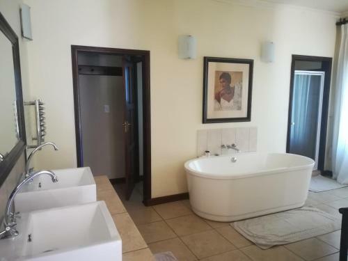 Hostal Moon And Sixpence Garden Guest House