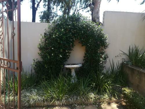 Hostal Moon And Sixpence Garden Guest House