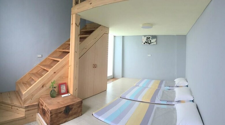 Hotel Back To Real Hostel