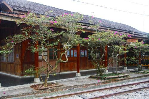 Fenchihu Street Hotel