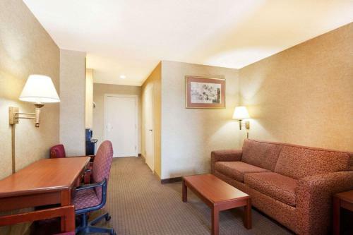 Hotel Days Inn & Suites By Wyndham Wynne