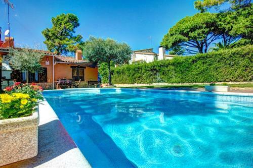 Fornells De La Selva Villa Sleeps 4 Pool Wifi