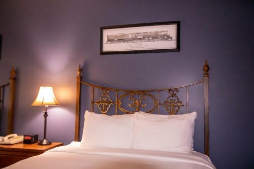 Hotel Depot Inn & Suites