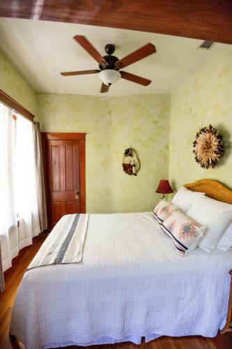 Bed & Breakfast Oakland Manor House Inn