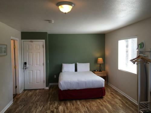 Hotel Clear Lake Cottages & Marina
