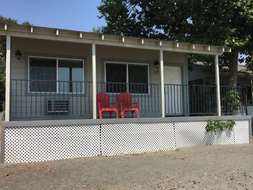 Hotel Clear Lake Cottages & Marina