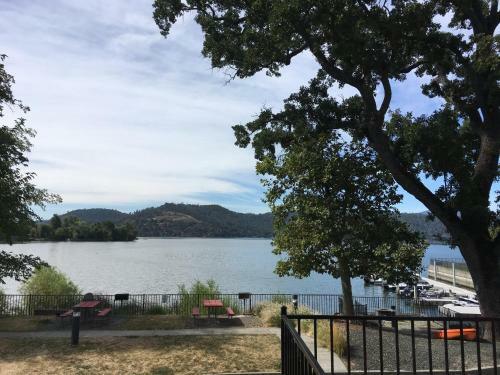 Hotel Clear Lake Cottages & Marina