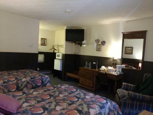Crossroads Motel & Cabins