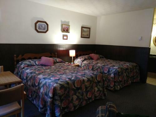 Crossroads Motel & Cabins