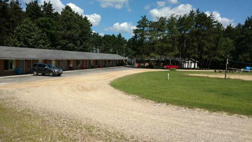 Crossroads Motel & Cabins