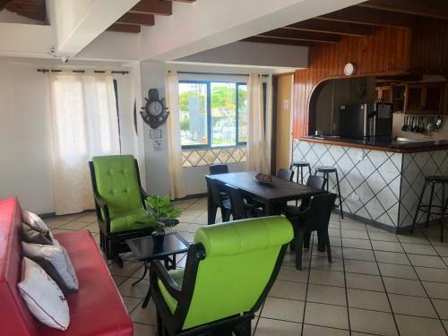 Hostal Posada Almond Bay