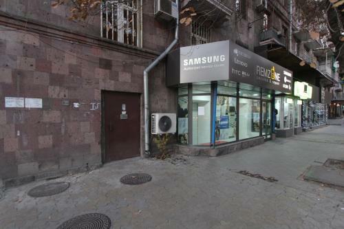 Saryan Street Studio Apartment