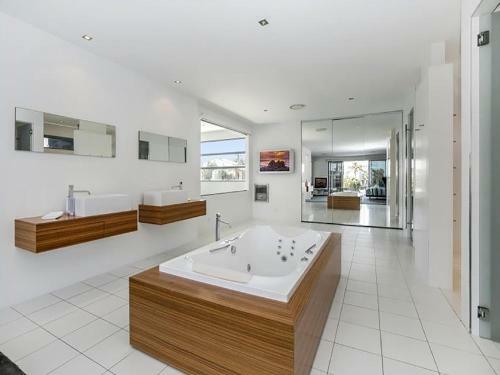 Hostal Luxury Waterfront Home