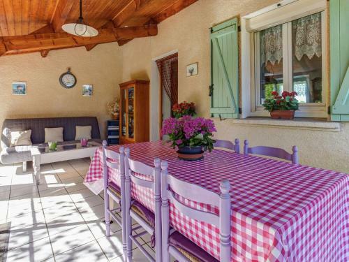 Tranquil Holiday Home In Lavercantiere Near Forest