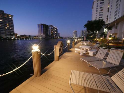 Hotel Holiday Isle Yacht Club