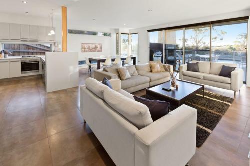 Gippsland Lakehouse A - Canal Frontage