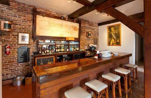 Hotel Admiral's Inn And Gunpowder Suites