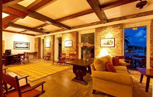 Hotel Admiral's Inn And Gunpowder Suites
