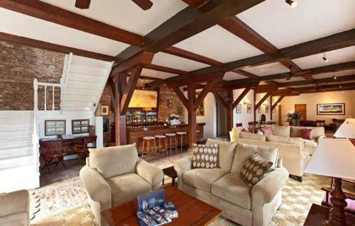 Hotel Admiral's Inn And Gunpowder Suites