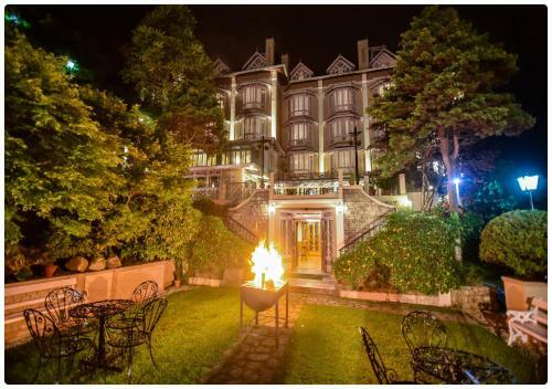 Hotel Cedar Inn