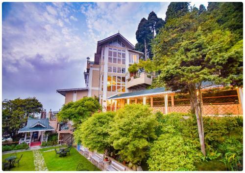Hotel Cedar Inn