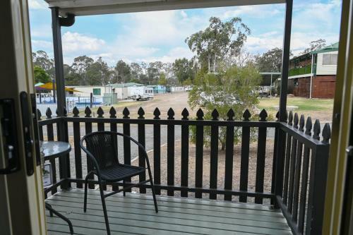 Hotel Crows Nest Tourist Park