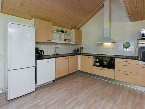 Three-bedroom Holiday Home In N�rre Nebel 4