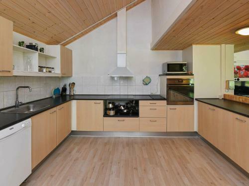 Three-bedroom Holiday Home In N�rre Nebel 4