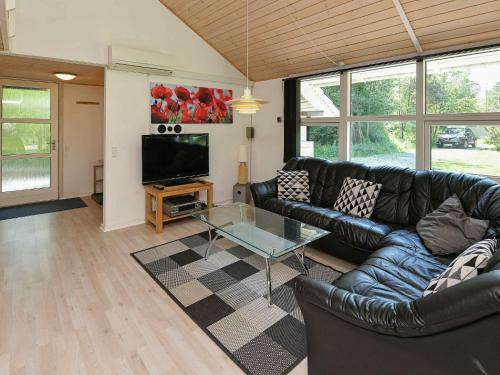 Three-bedroom Holiday Home In N�rre Nebel 4