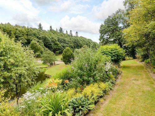 Hollies Lodge